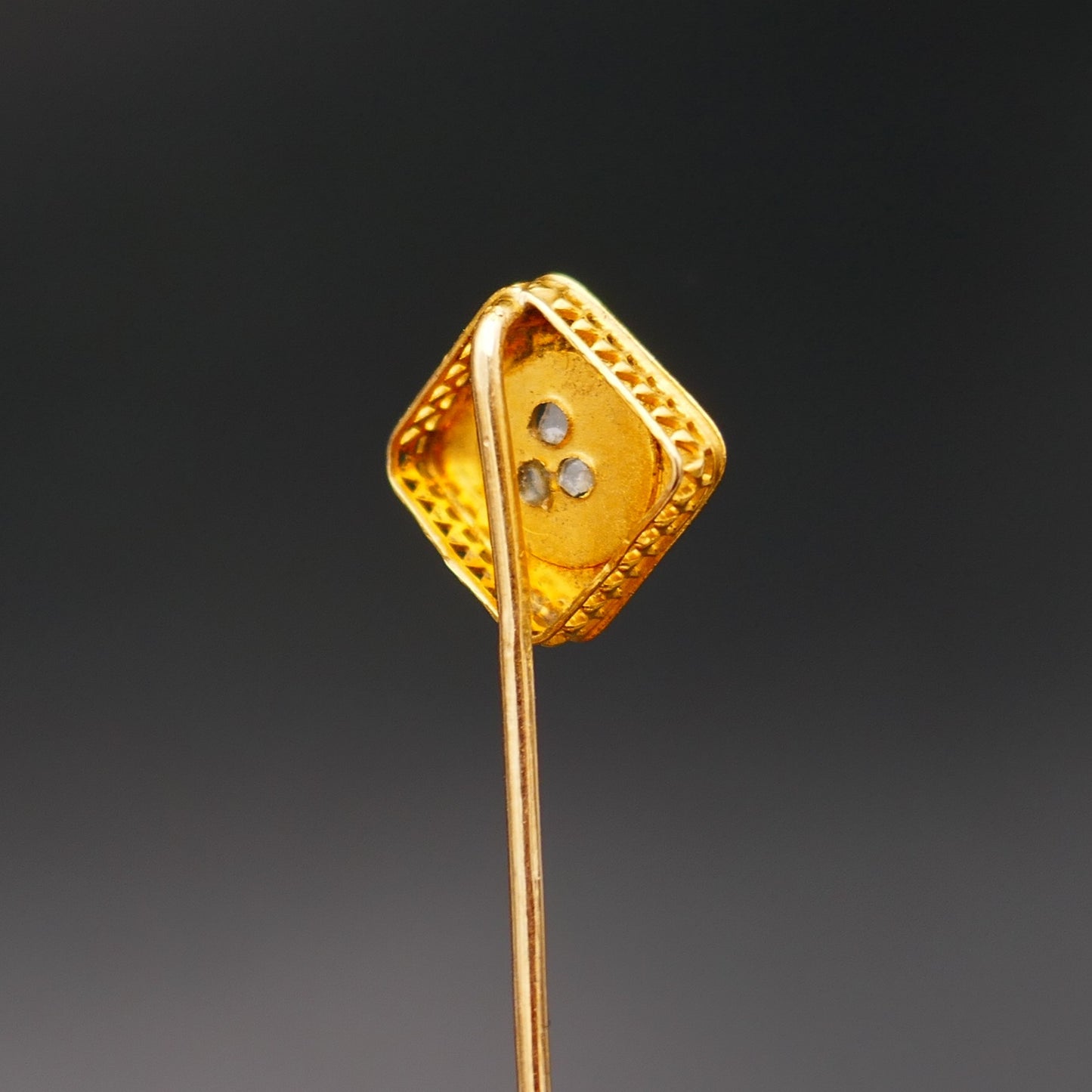 Epingle à cravate, diamants taille rose.