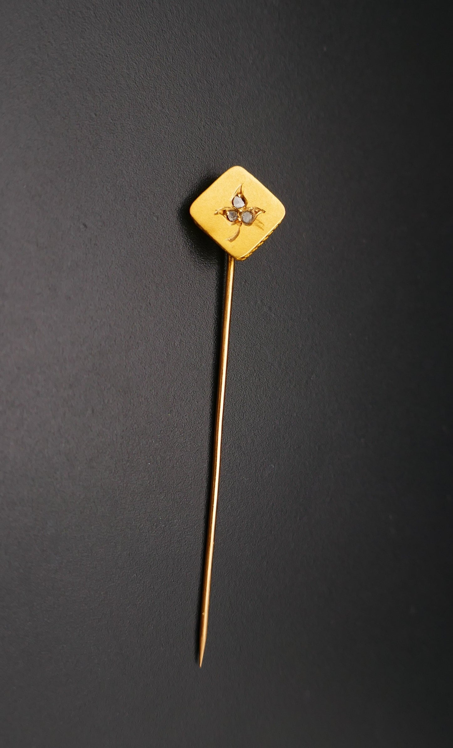 Epingle à cravate, diamants taille rose.