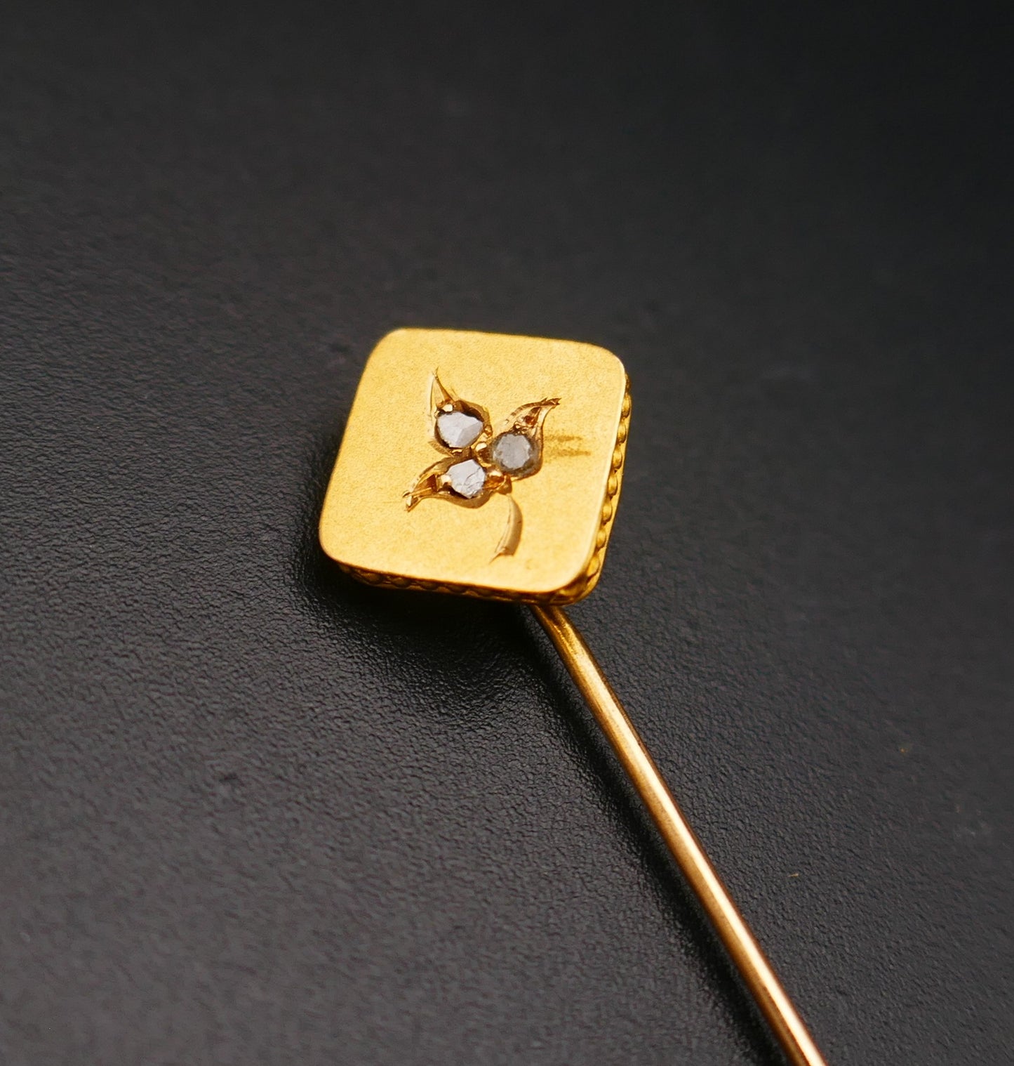 Epingle à cravate, diamants taille rose.