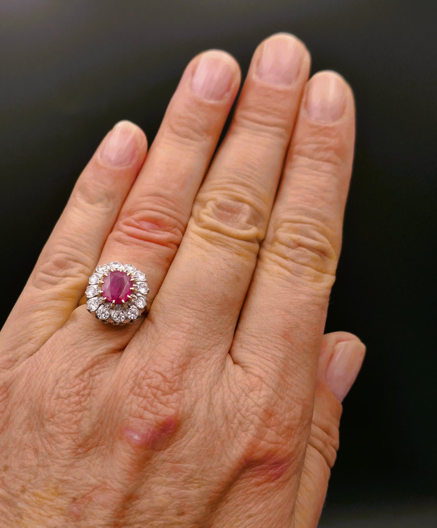Bague rubis 2 carats, entourage diamants.