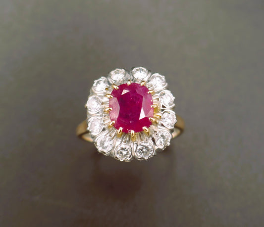 Bague rubis 2 carats, entourage diamants.