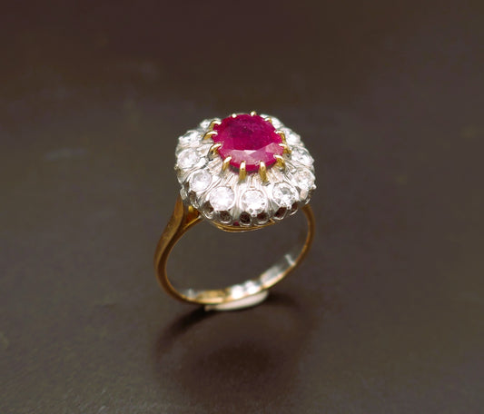 Bague rubis 2 carats, entourage diamants.