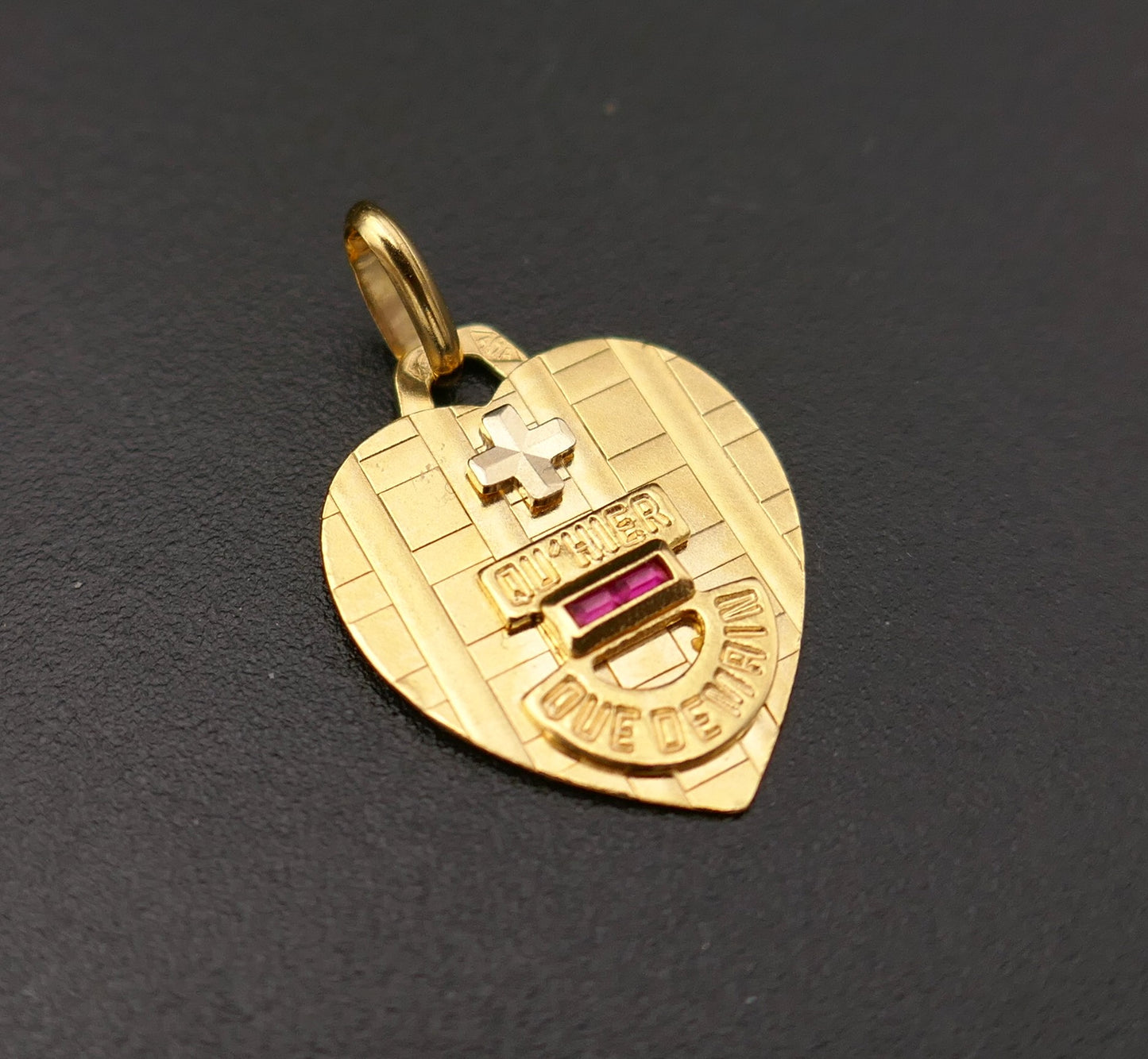 Augis, pendentif coeur, rubis calibrés, or 18 carats.