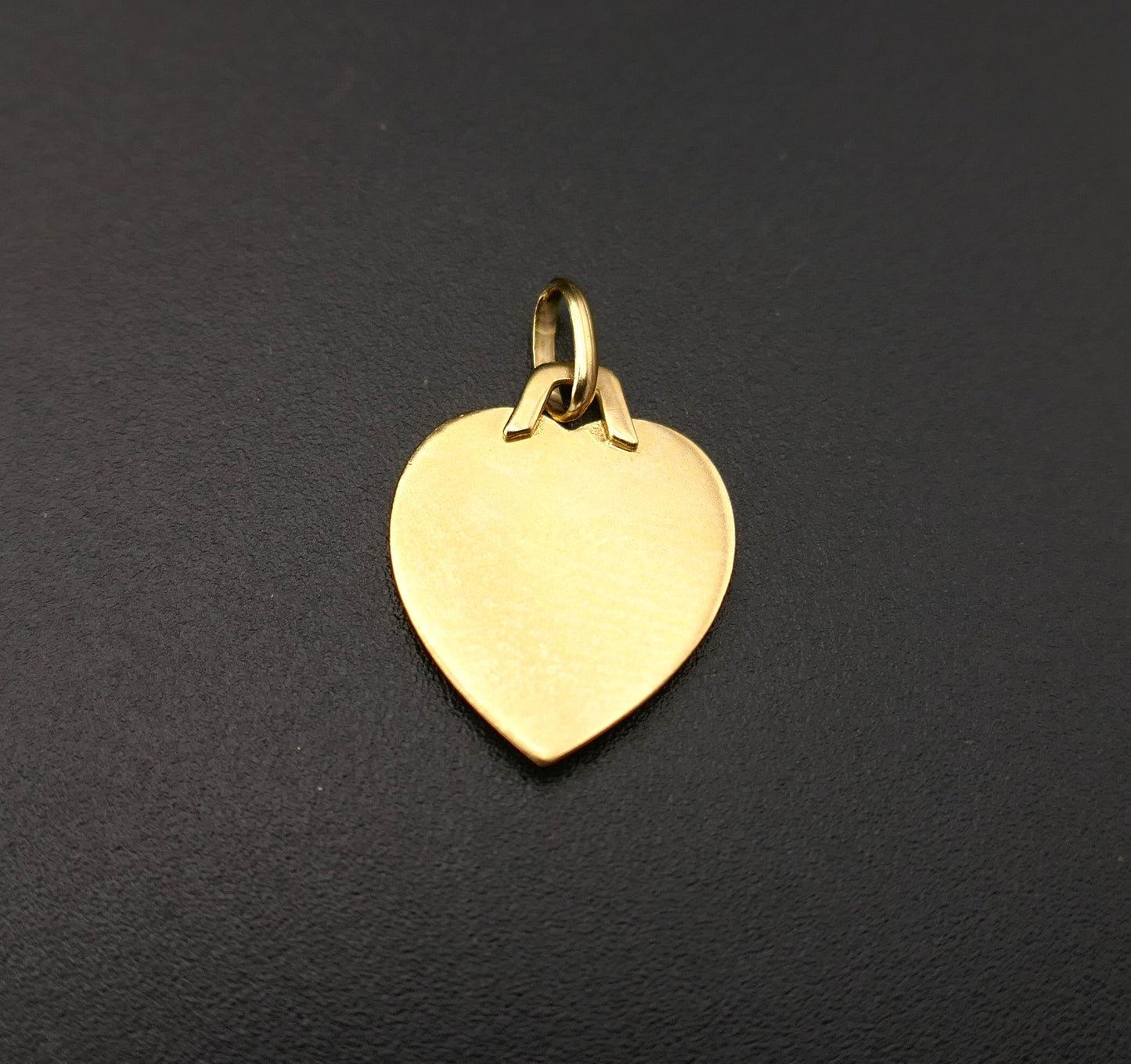 Augis, pendentif coeur, rubis calibrés, or 18 carats.