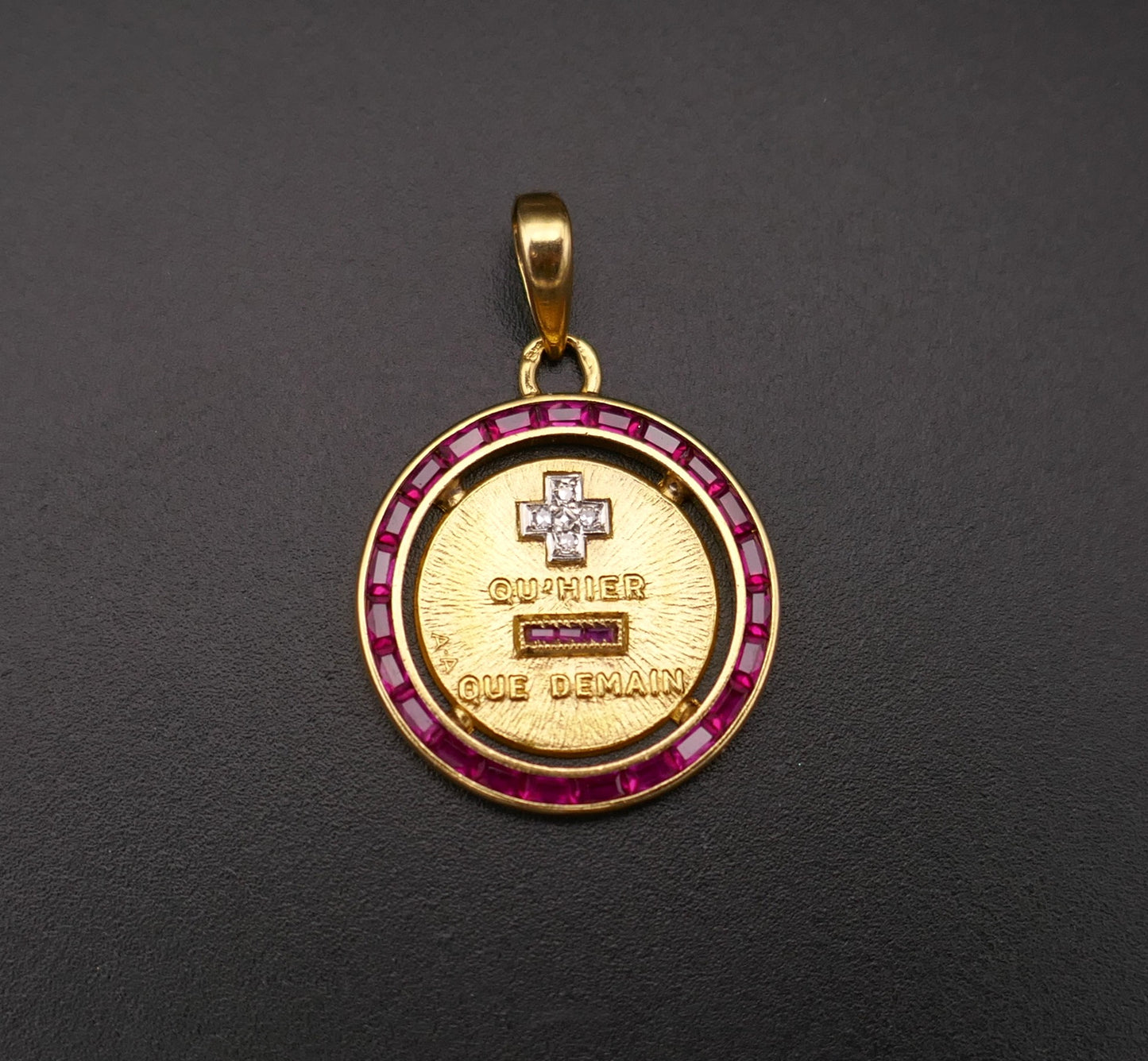 Rare Médaille d'amour AUGIS, diamants et rubis calibrés.