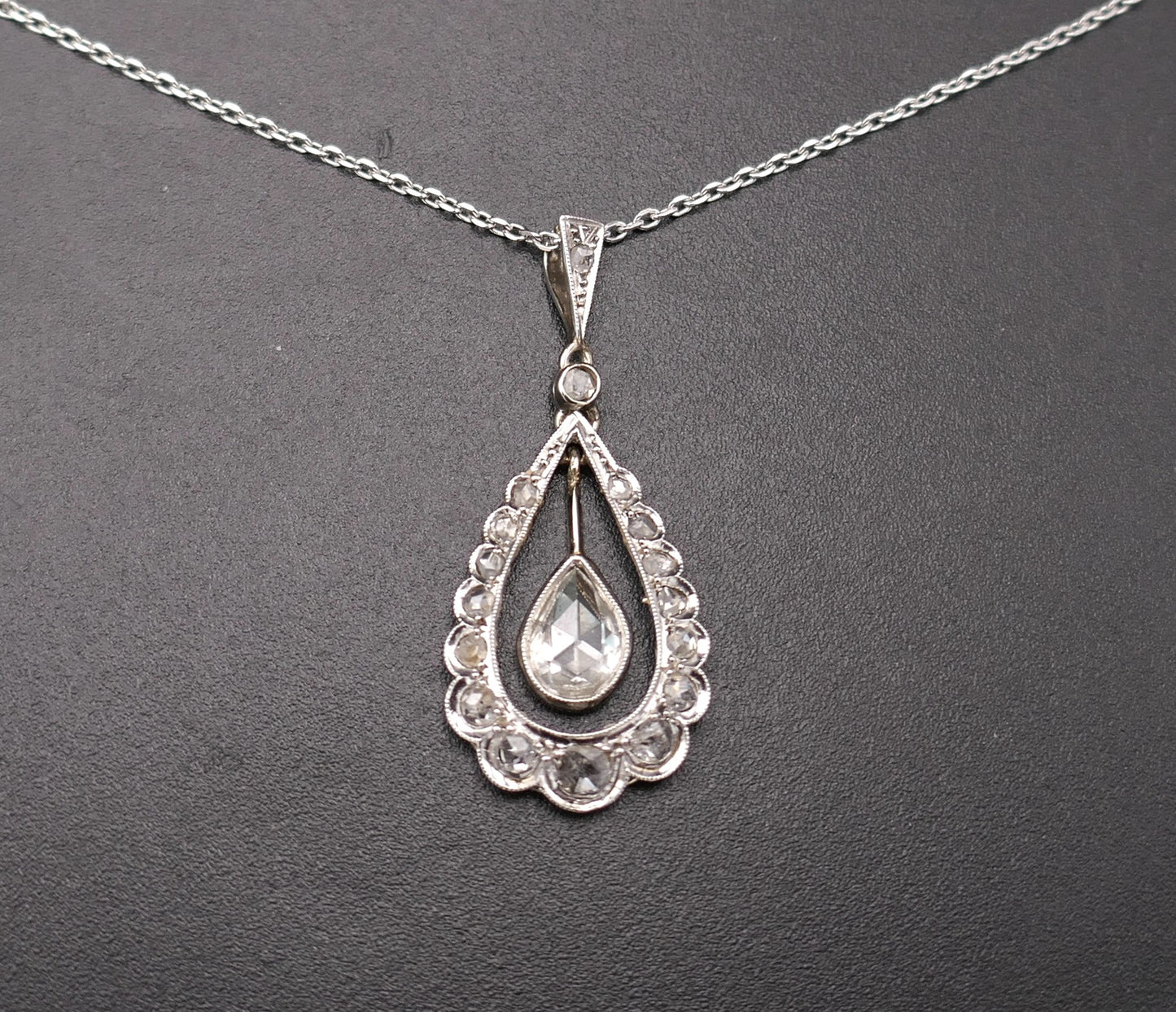 Collier Pendentif goutte ancien diamants taille rose, or 18 carats.