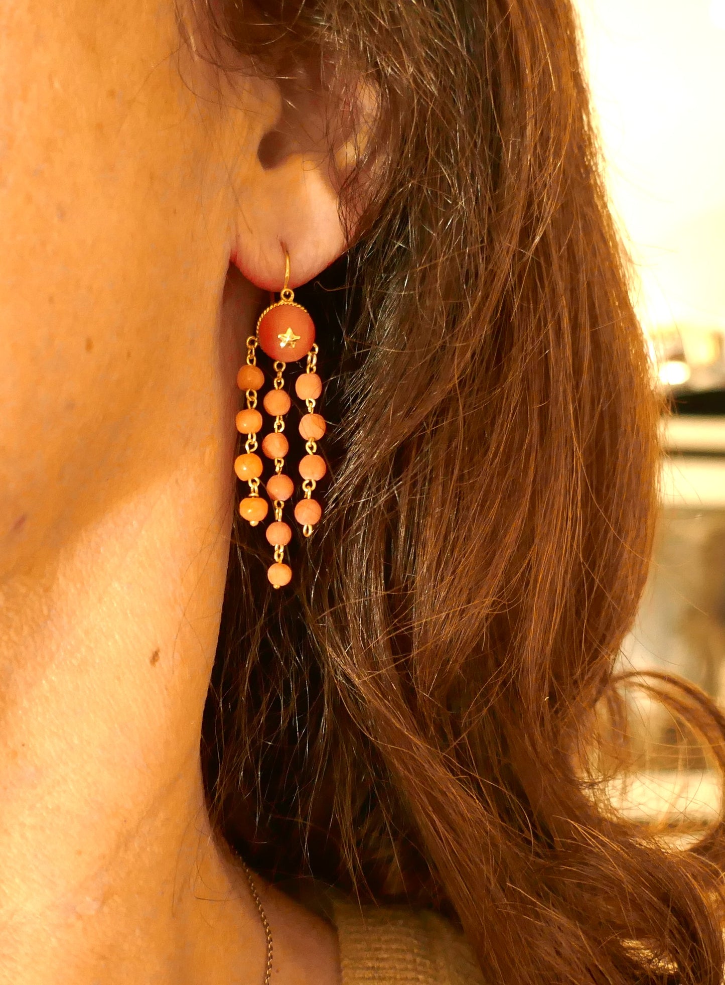 Boucles d'oreilles dormeuses anciennes corail, or 18 carats.