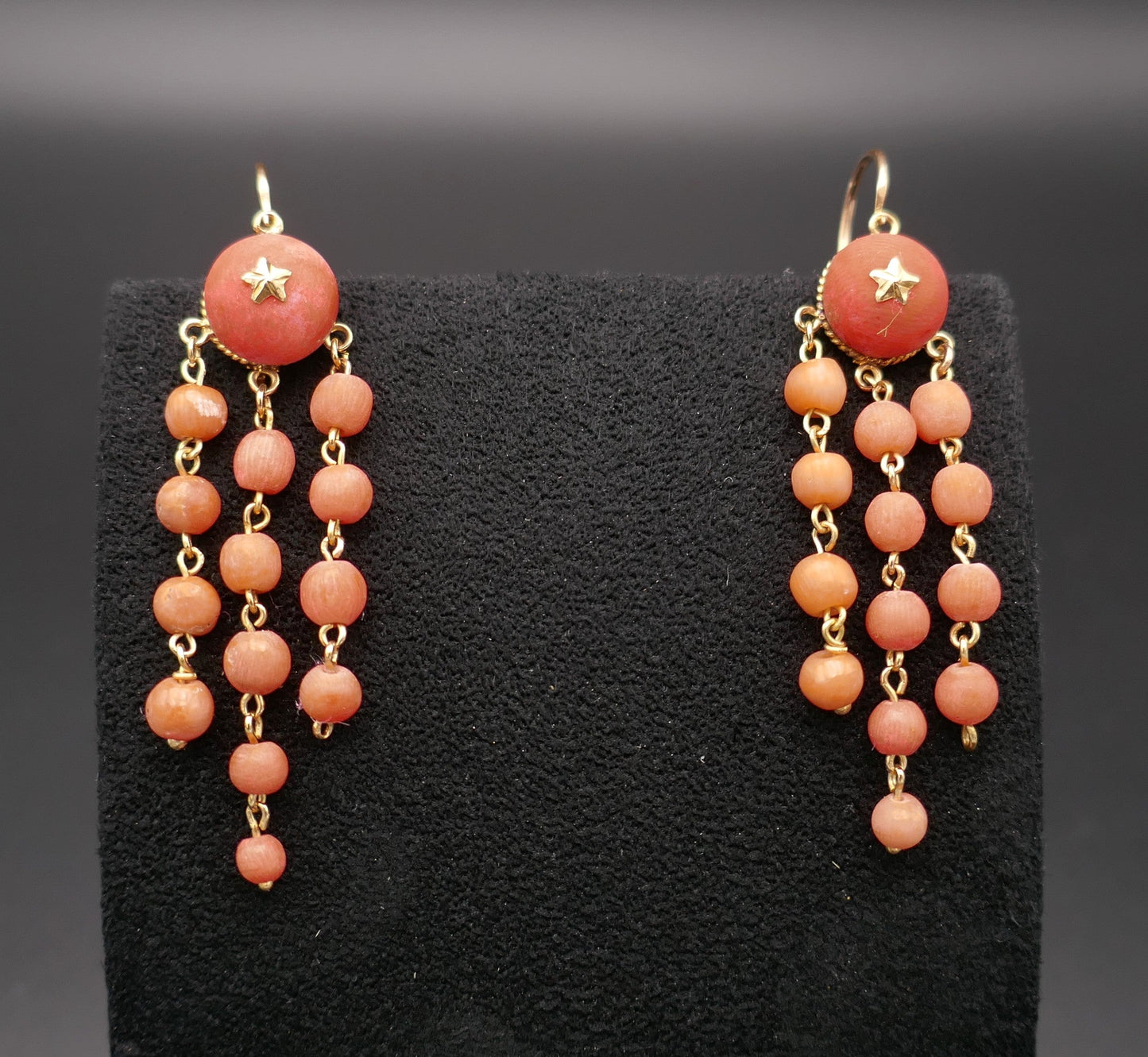 Boucles d'oreilles dormeuses anciennes corail, or 18 carats.