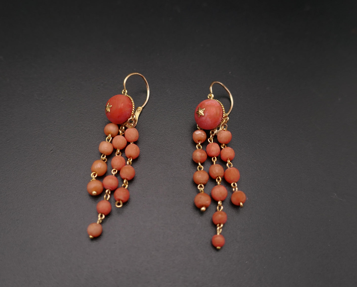 Boucles d'oreilles dormeuses anciennes corail, or 18 carats.