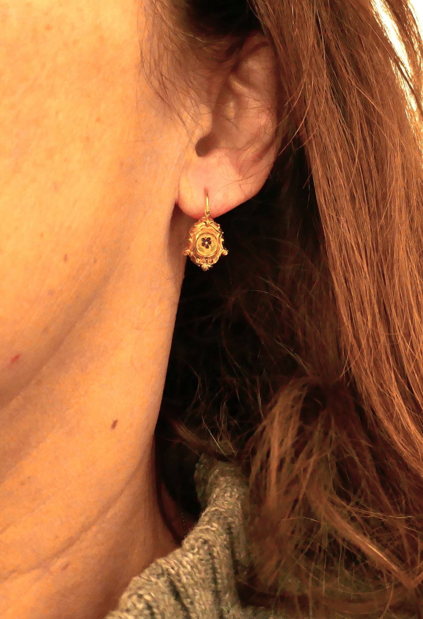 Pendants d'oreilles anciennes or et émail.