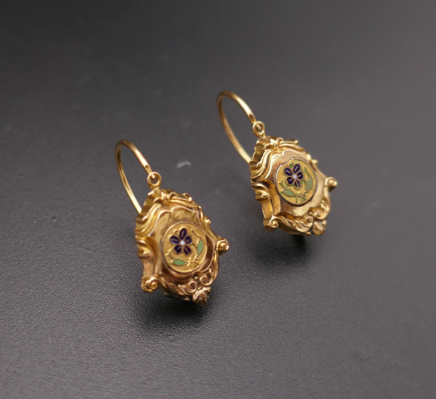 Pendants d'oreilles anciennes or et émail.
