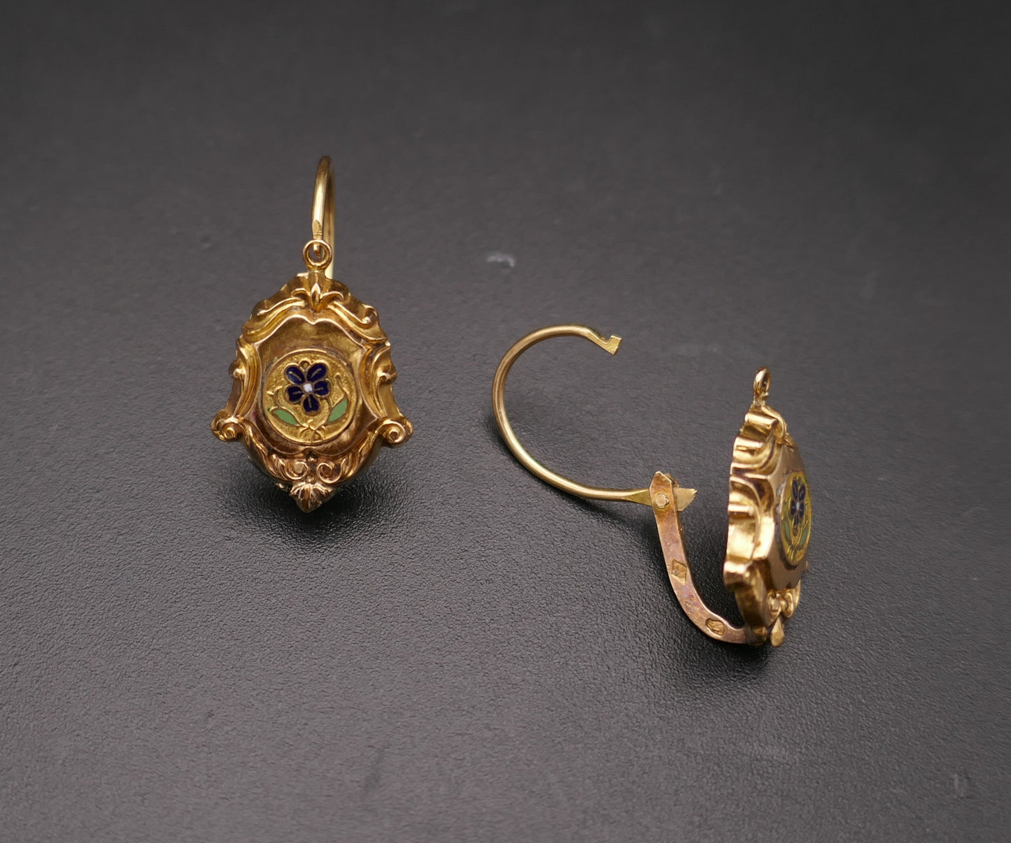 Pendants d'oreilles anciennes or et émail.