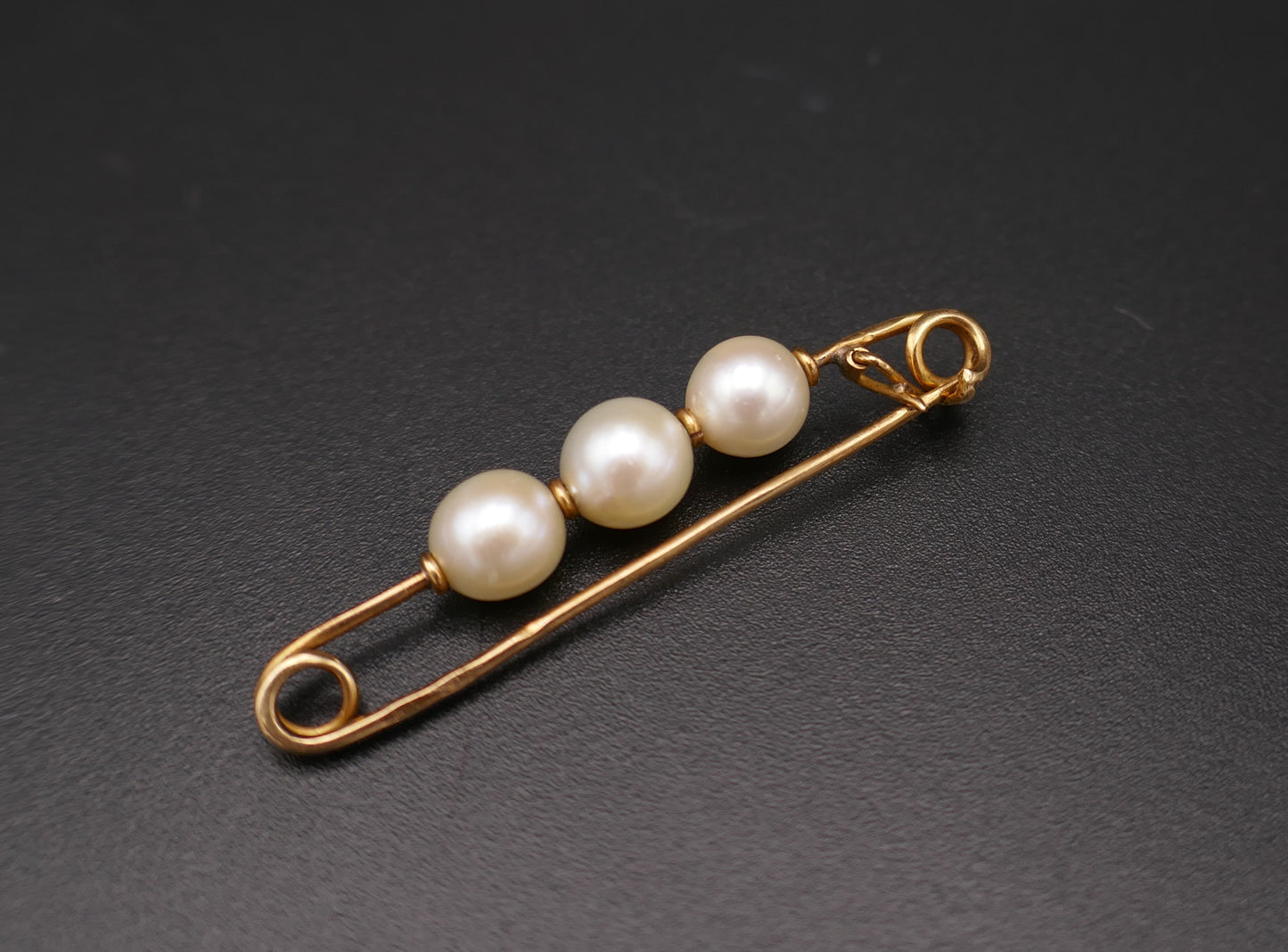 Broche barrette ornée de perles de culture, or 18 carats.