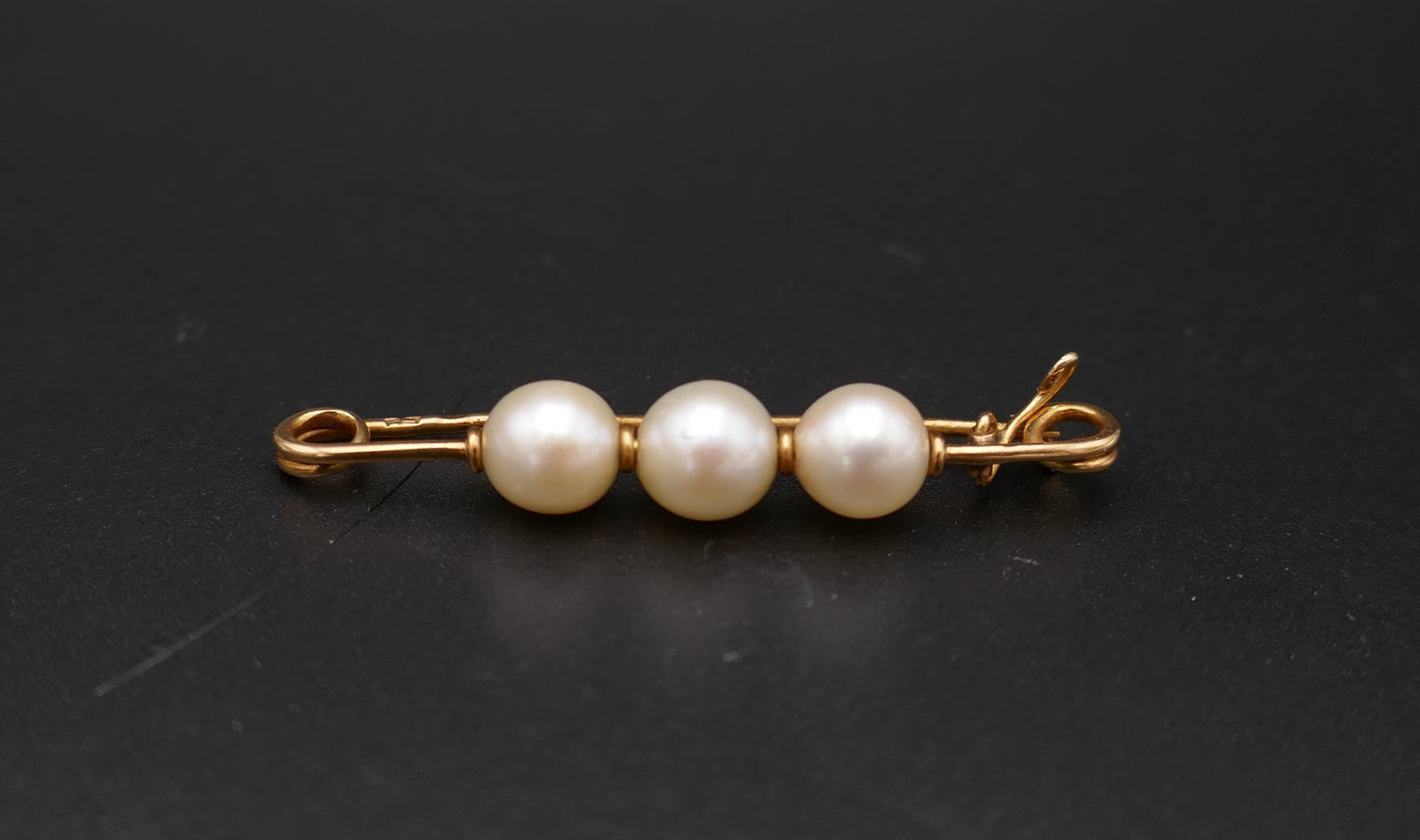 Broche barrette ornée de perles de culture, or 18 carats.