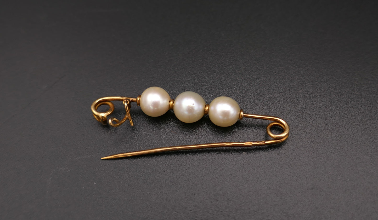 Broche barrette ornée de perles de culture, or 18 carats.