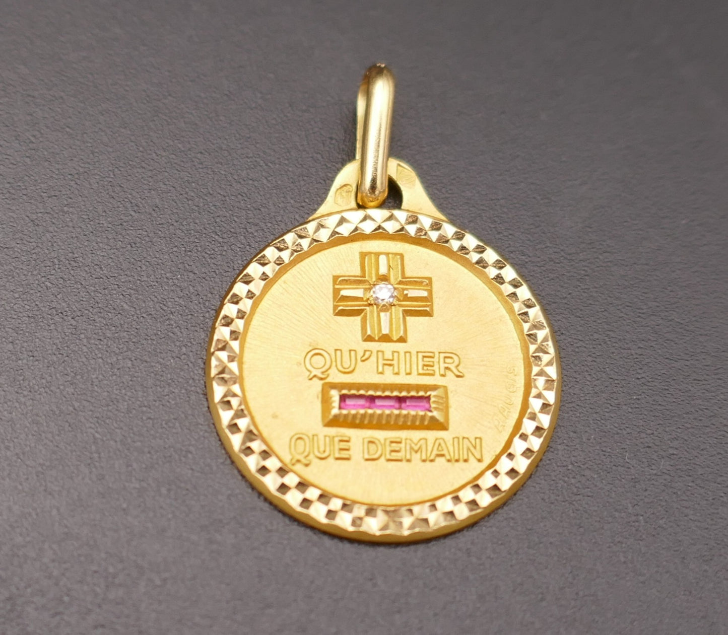 Médaille d'Amour Augis, Diamant, rubis, Or 18 Carats.