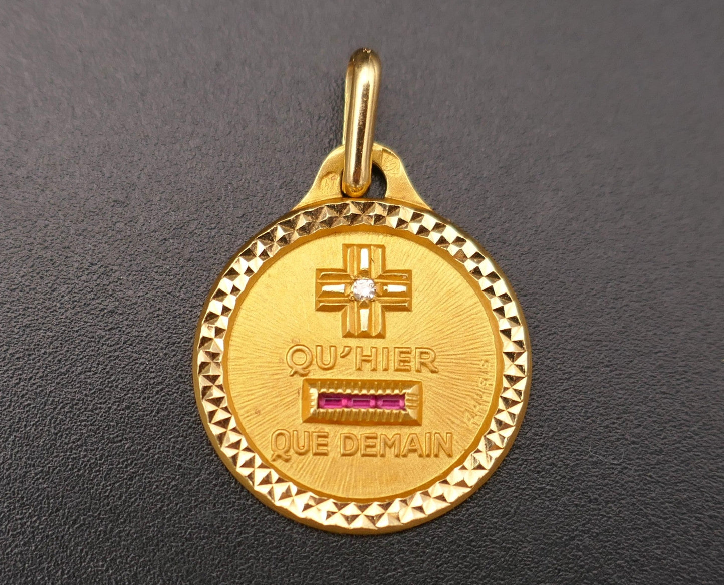 Médaille d'Amour Augis, Diamant, rubis, Or 18 Carats.