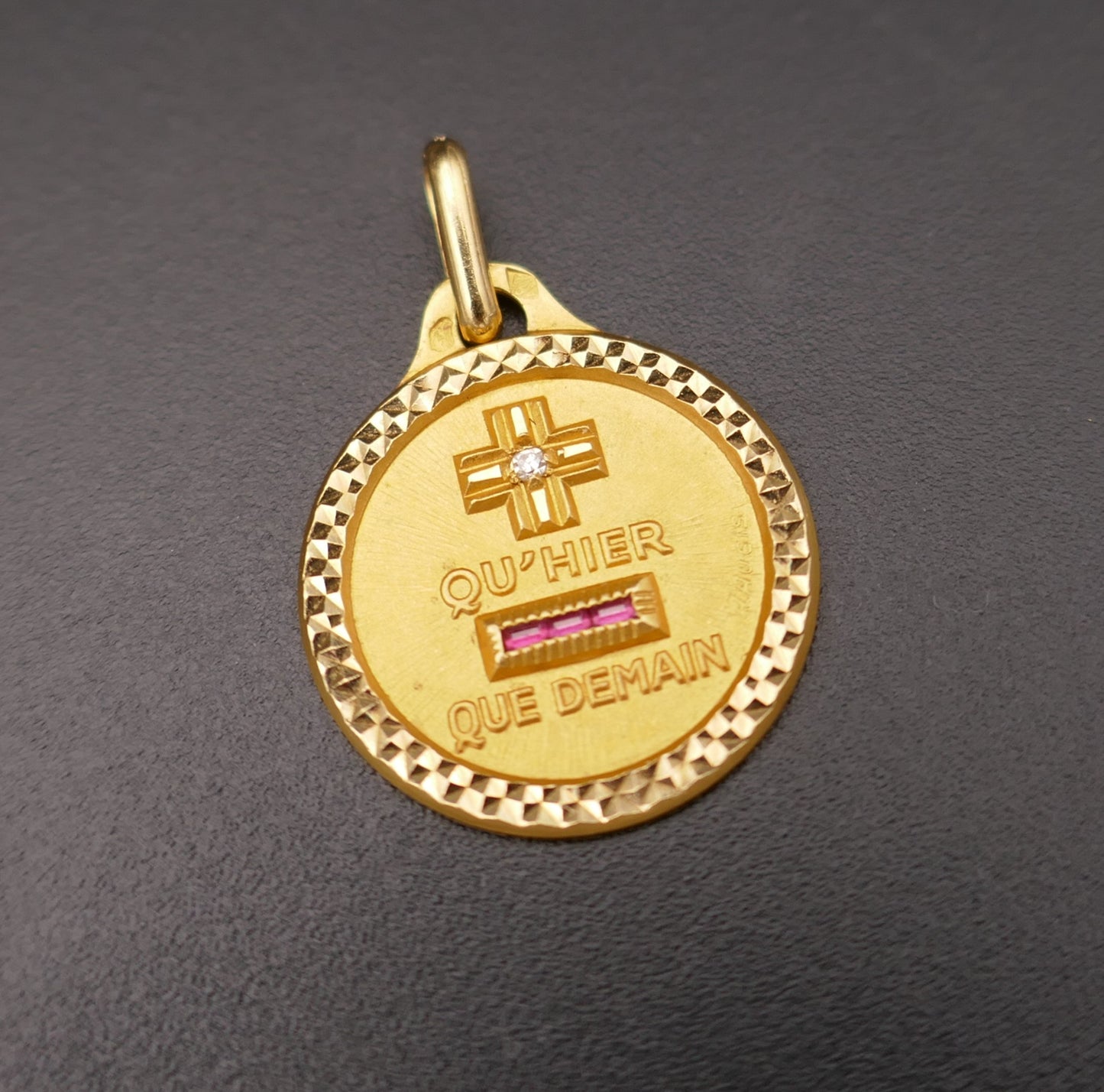 Médaille d'Amour Augis, Diamant, rubis, Or 18 Carats.