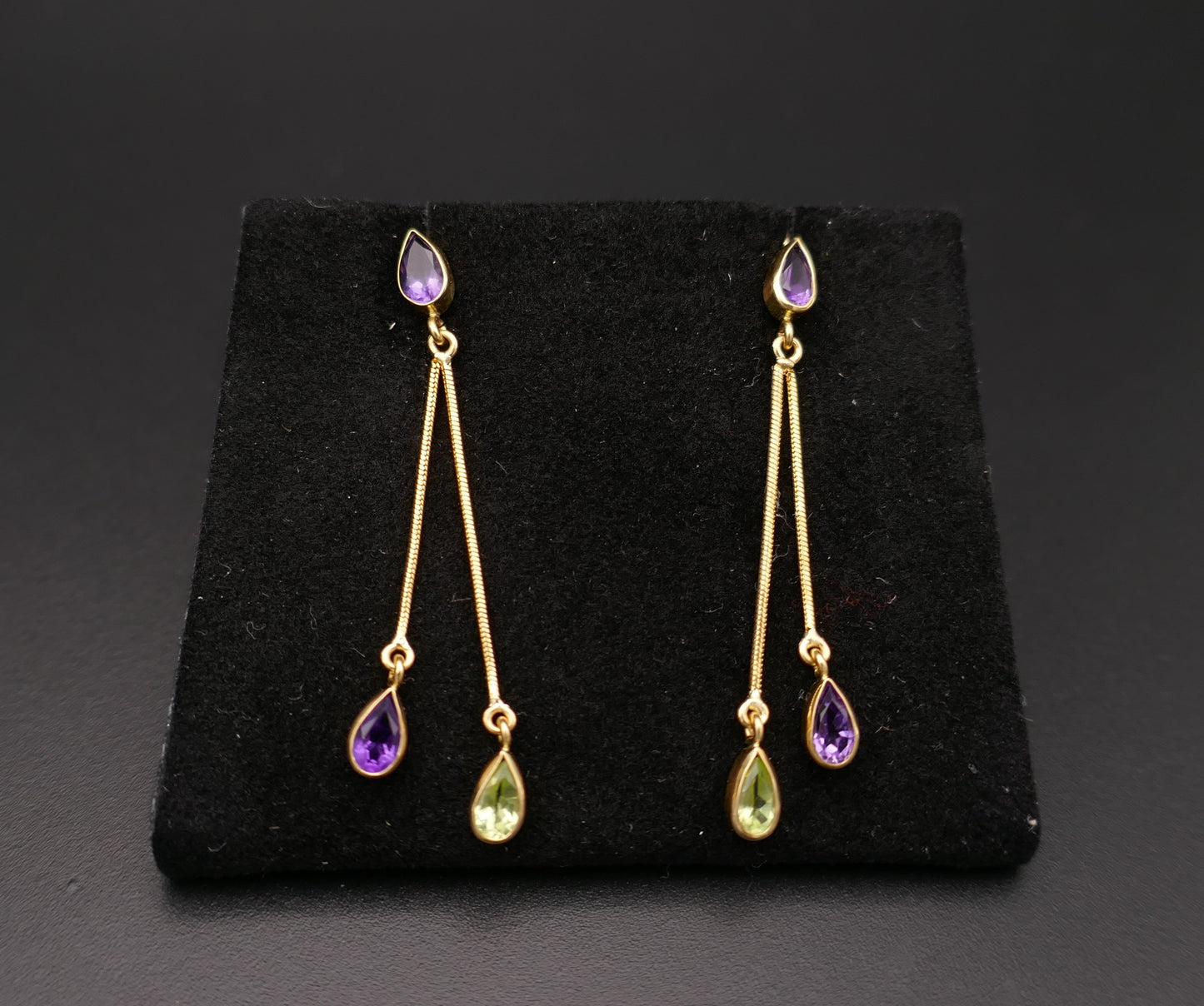 Boucles d'oreilles améthystes et tourmalines, or 18 carats.