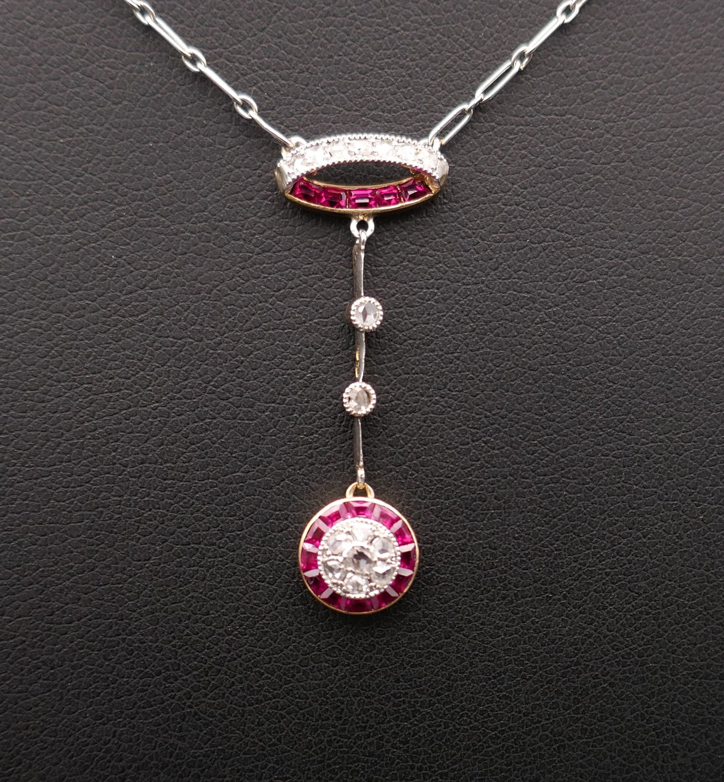 Collier Belle époque, diamants et rubis calibrés.