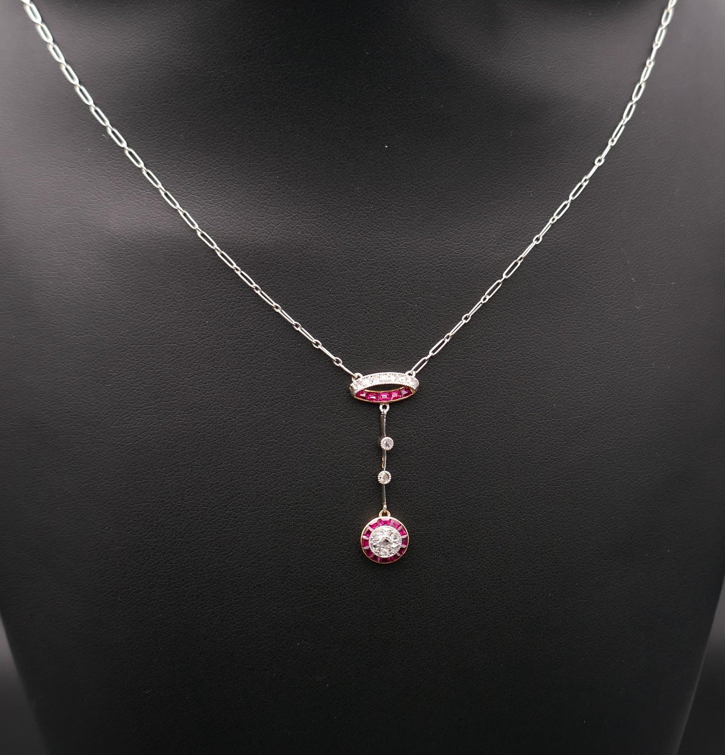 Collier Belle époque, diamants et rubis calibrés.