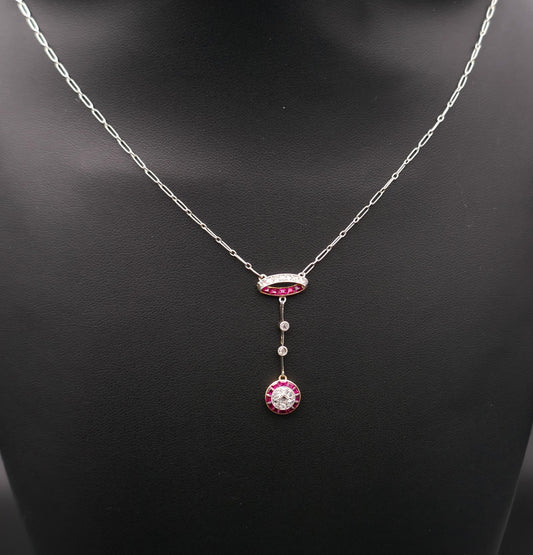 Collier Belle époque, diamants et rubis calibrés.