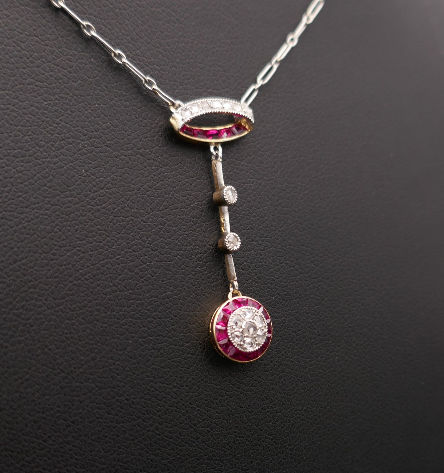 Collier Belle époque, diamants et rubis calibrés.