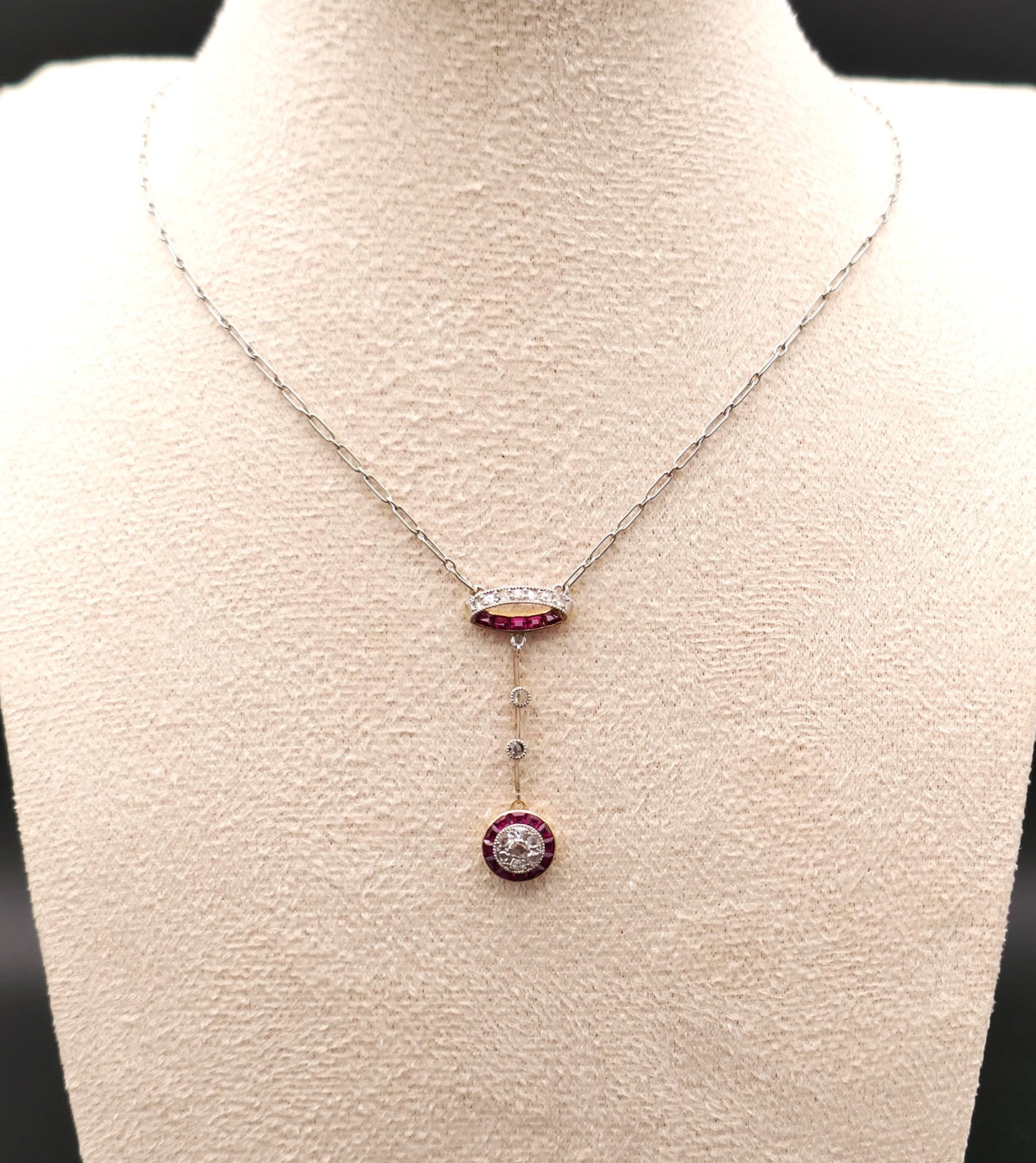 Collier Belle époque, diamants et rubis calibrés.