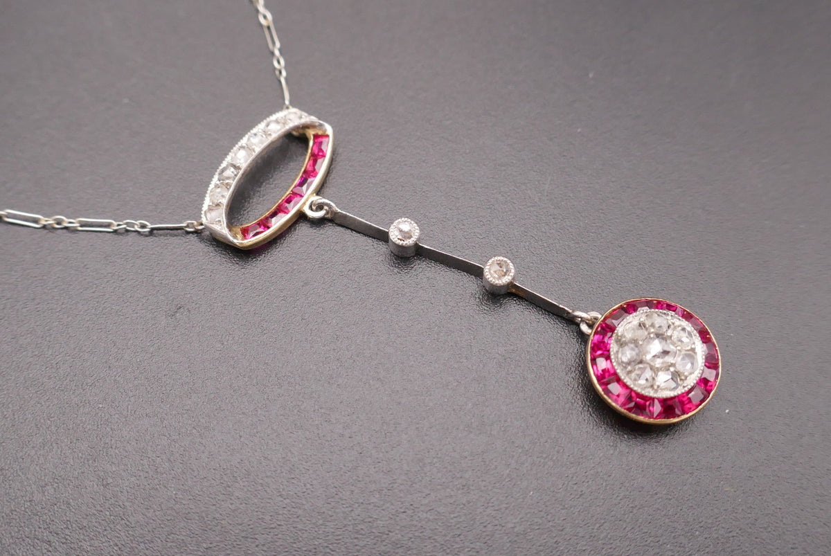 Collier Belle époque, diamants et rubis calibrés.