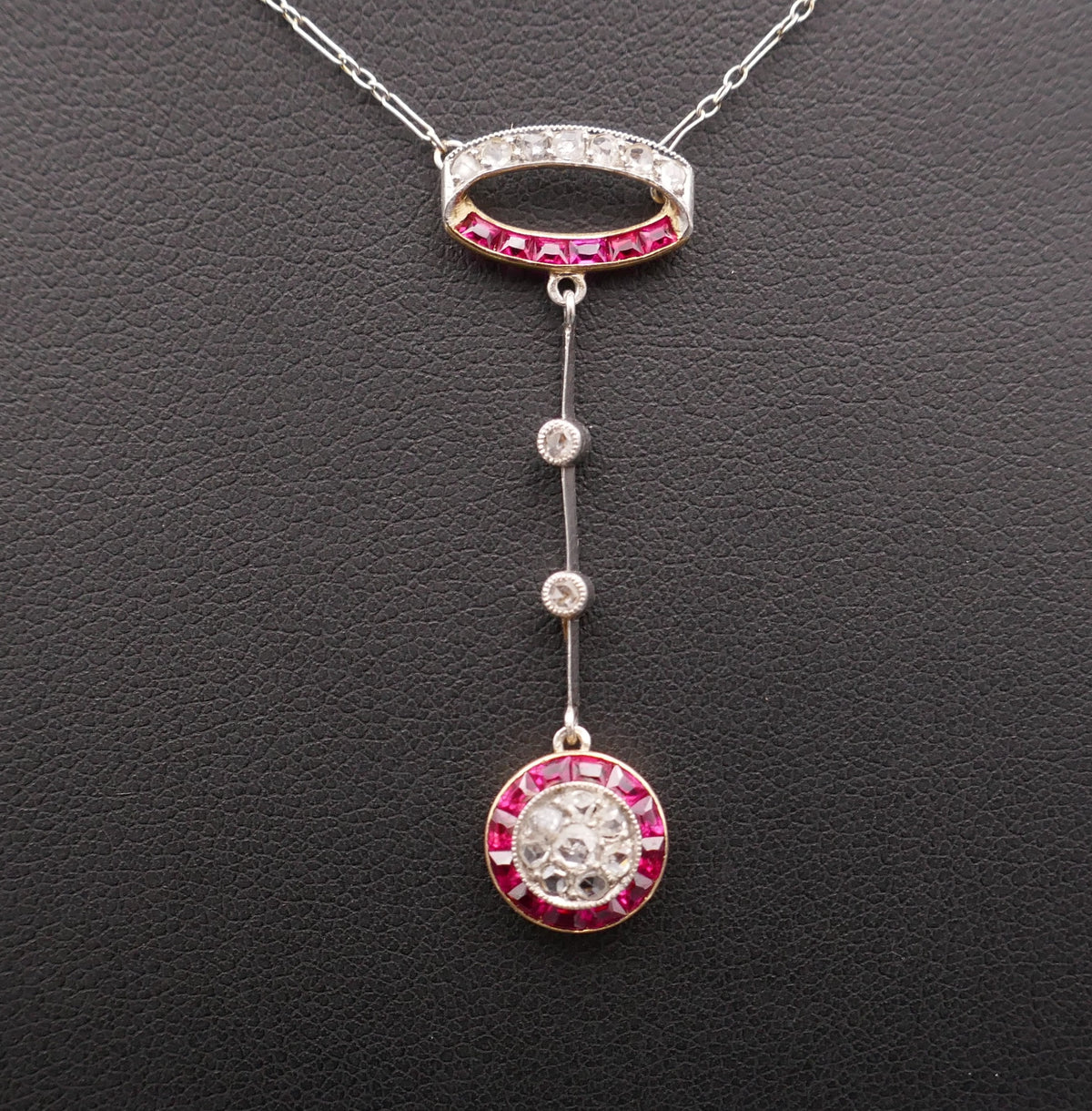 Collier Belle époque, diamants et rubis calibrés.