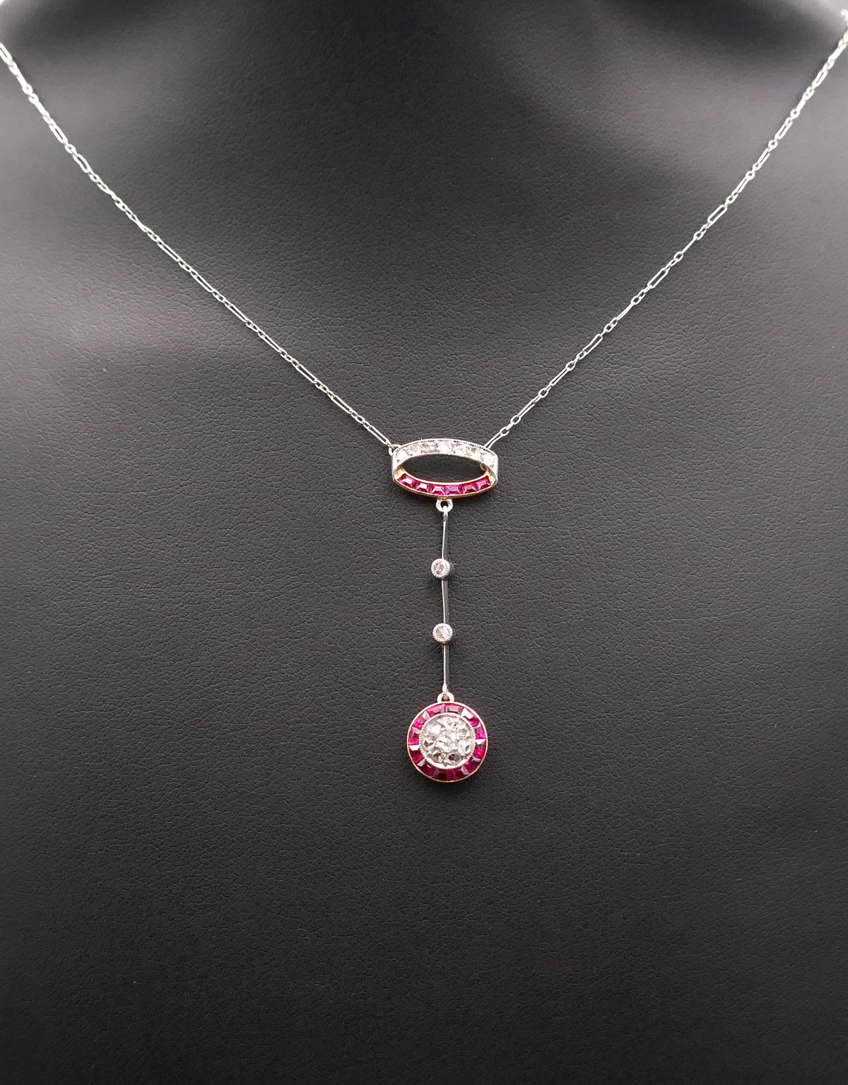 Collier Belle époque, diamants et rubis calibrés.