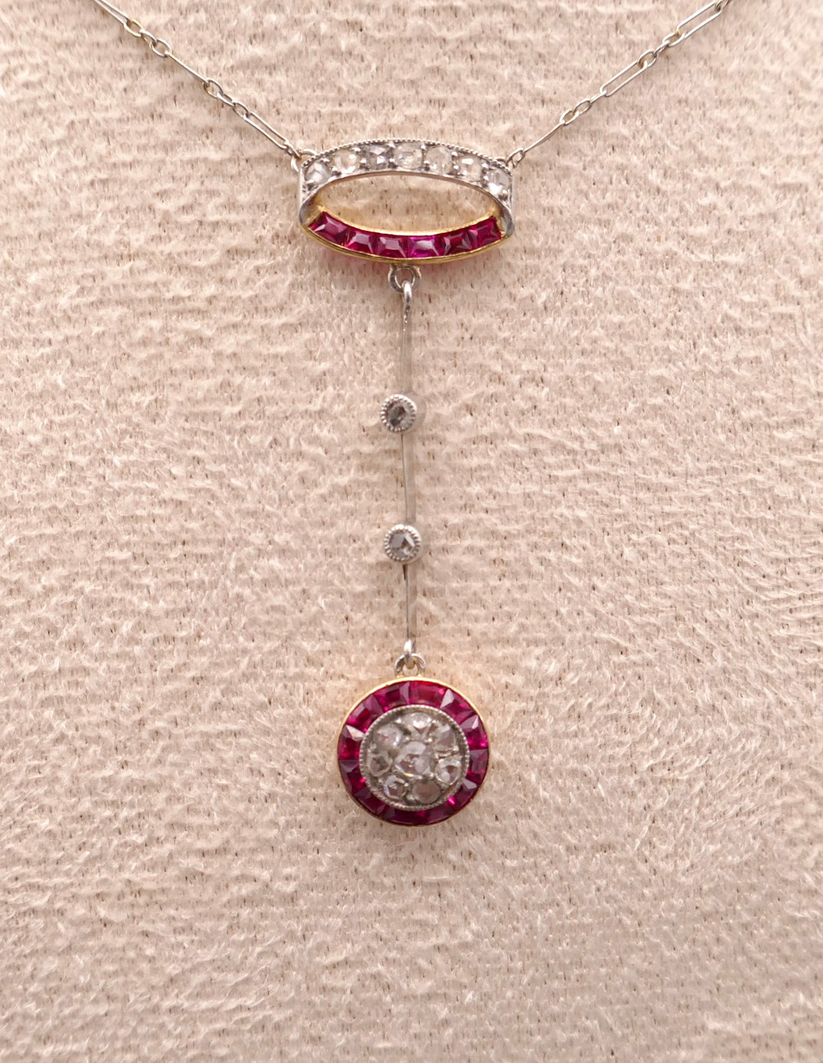 Collier Belle époque, diamants et rubis calibrés.