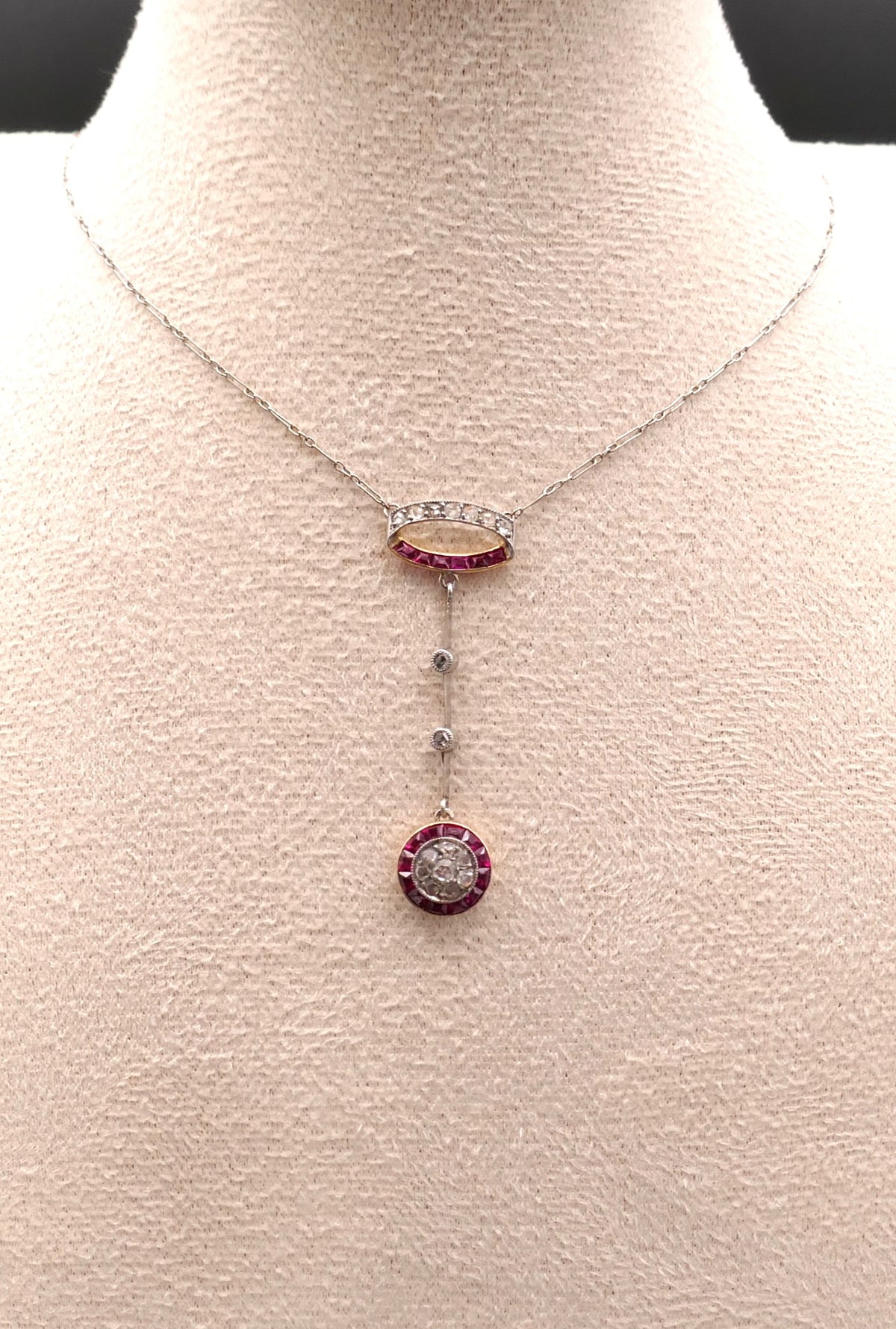 Collier Belle époque, diamants et rubis calibrés.