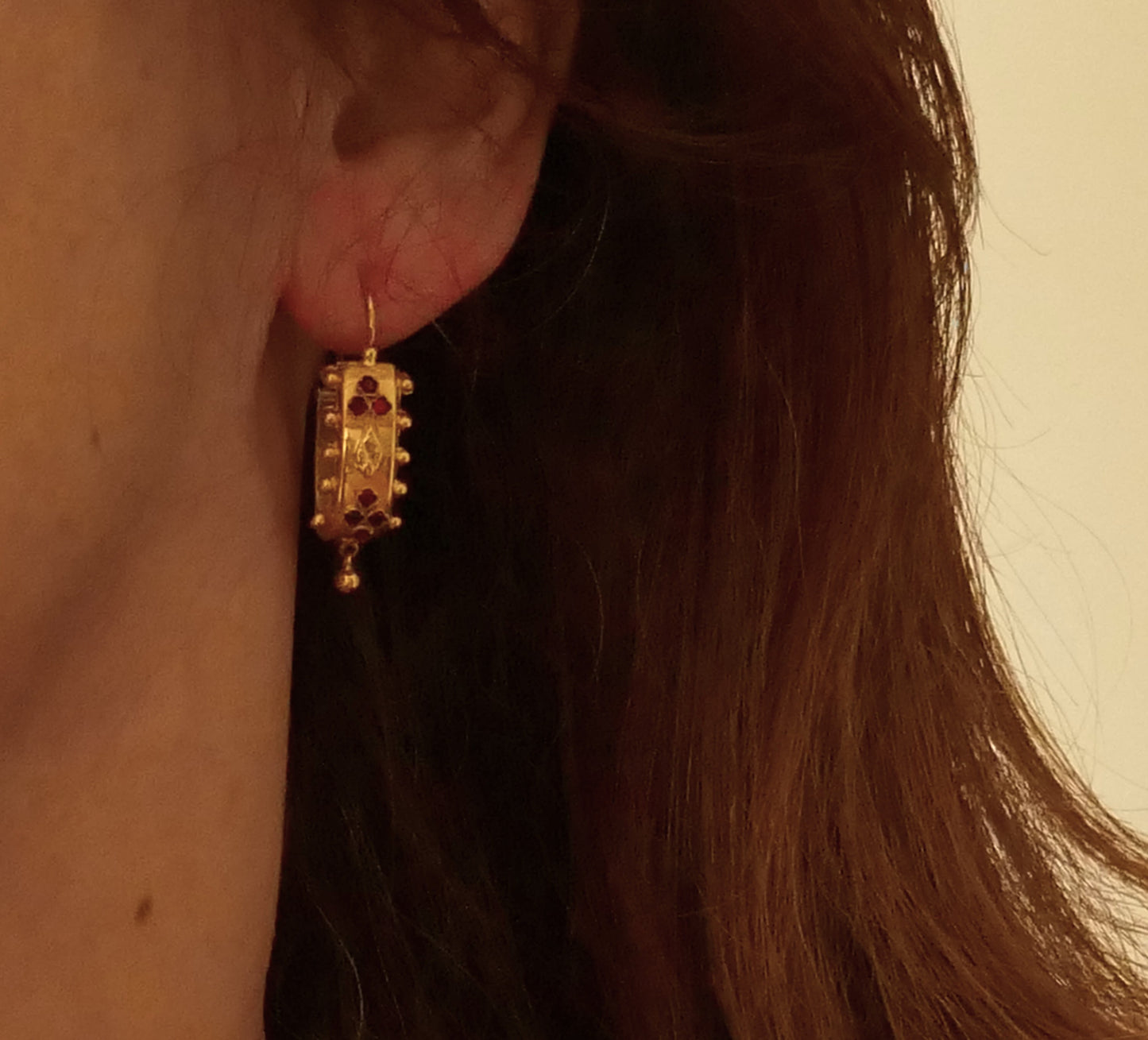Boucles d'oreilles poissardes anciennes grenats, or 18 carats.