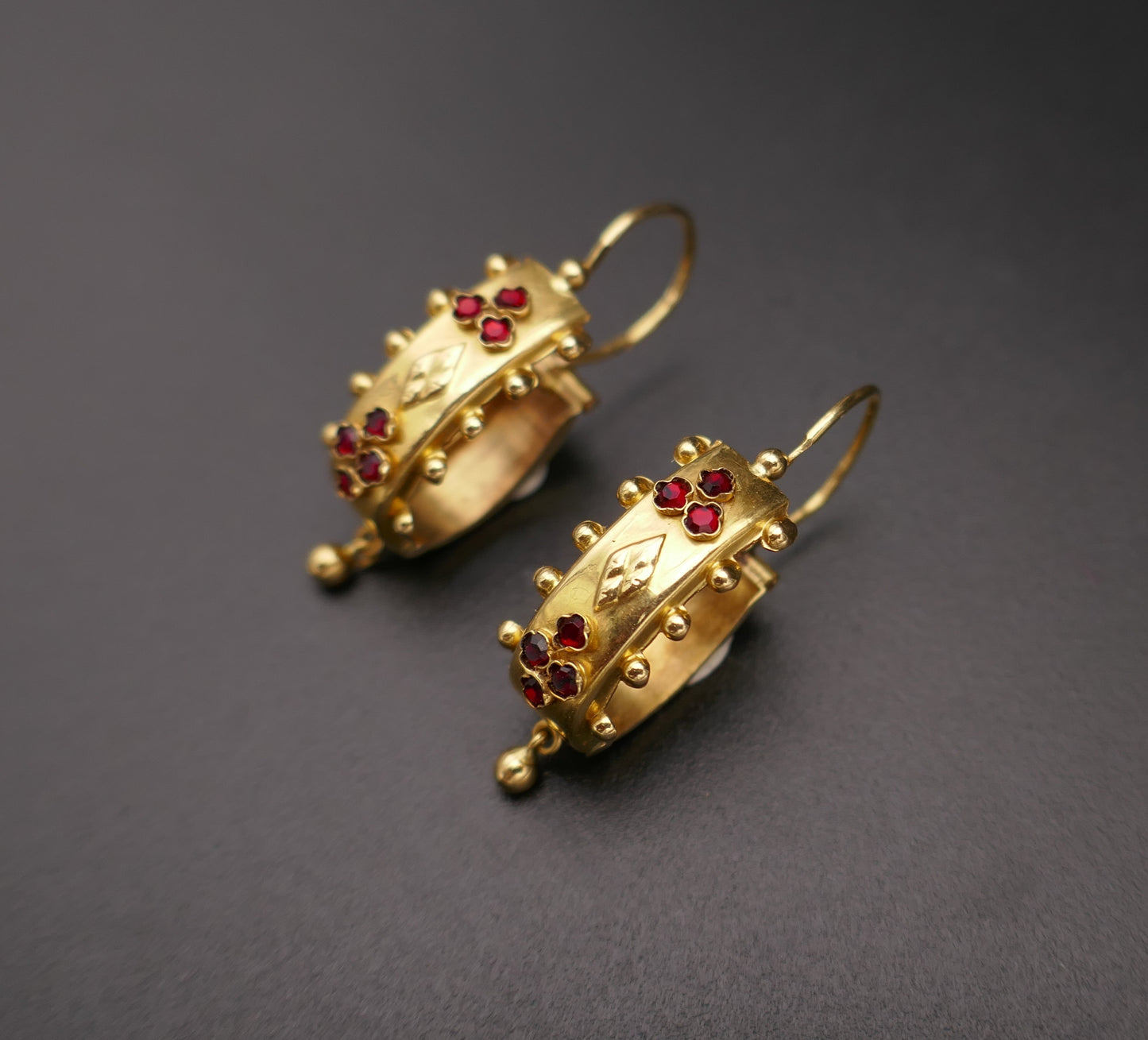 Boucles d'oreilles poissardes anciennes grenats, or 18 carats.