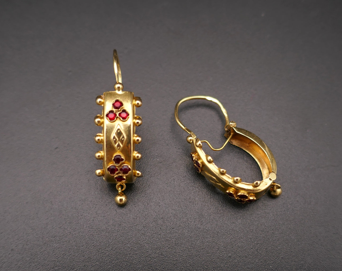 Boucles d'oreilles poissardes anciennes grenats, or 18 carats.