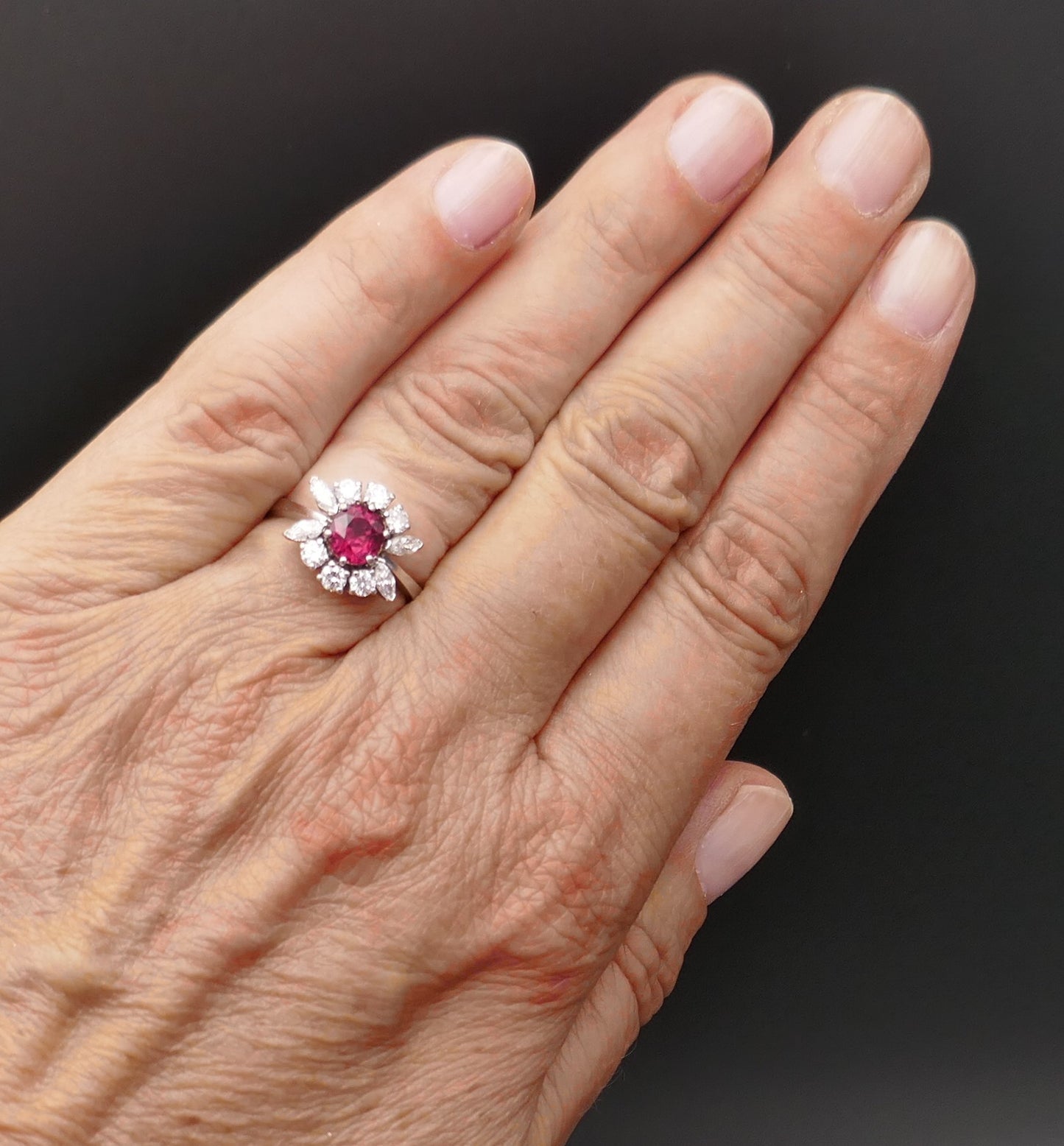Bague vintage ornée d'un rubis naturel rouge intense (certificat CGL) et diamants.