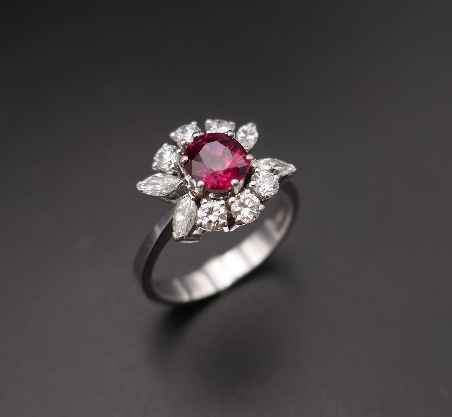 Bague vintage ornée d'un rubis naturel rouge intense (certificat CGL) et diamants.