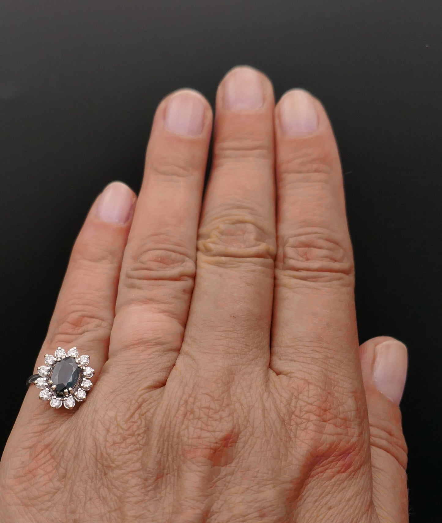 Bague ornée d'un saphir et diamants, or blanc 18 carats.