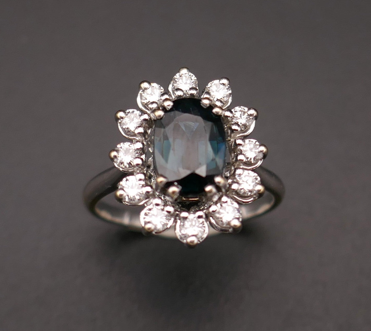 Bague ornée d'un saphir et diamants, or blanc 18 carats.