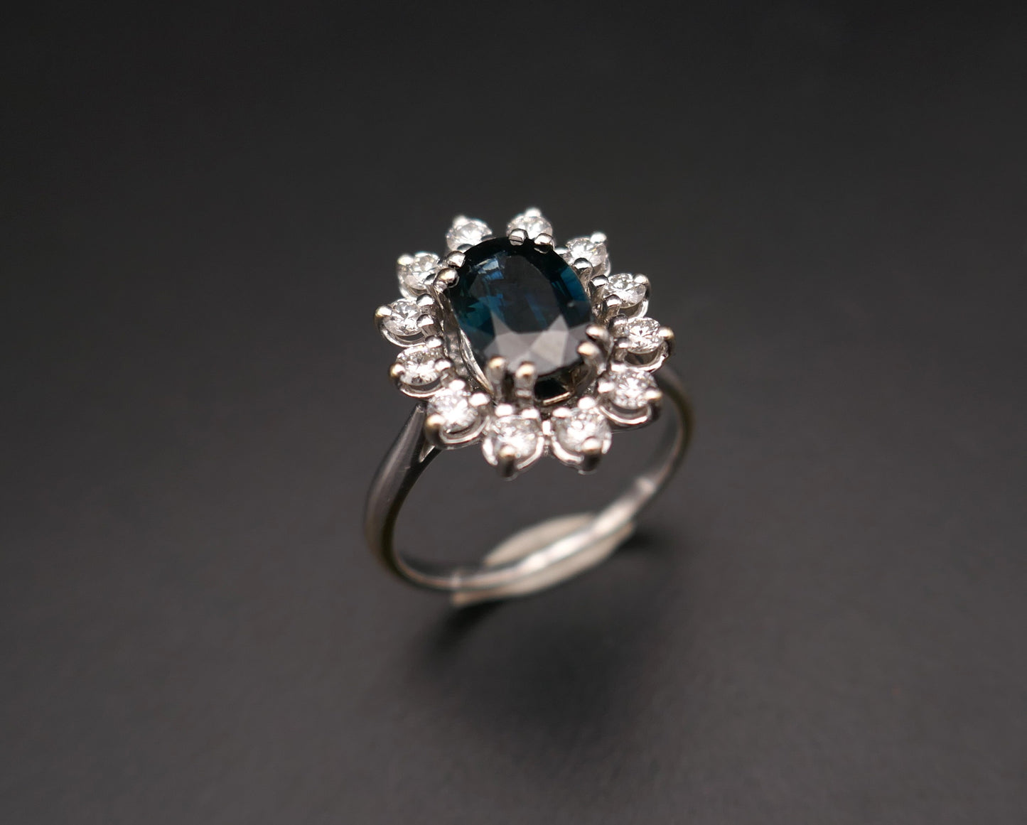 Bague ornée d'un saphir et diamants, or blanc 18 carats.