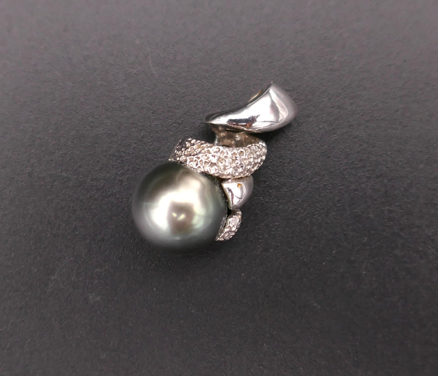 Pendentif Perle De Tahiti, Chaîne Or Blanc 18 Carats.