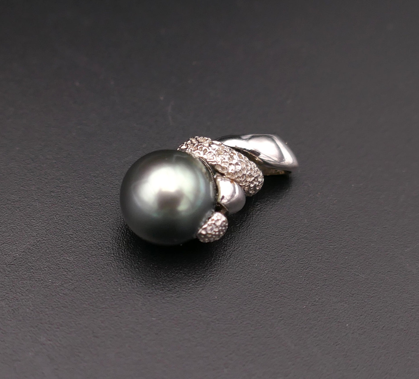 Pendentif Perle De Tahiti, Chaîne Or Blanc 18 Carats.