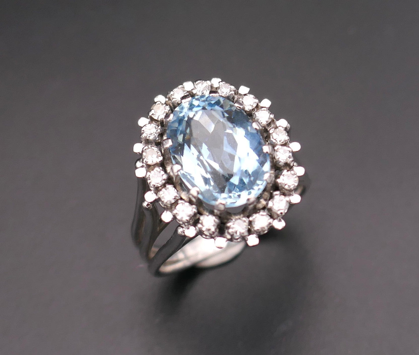 Bague Sertie d'Une Aigue Marine Et Diamants.