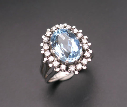Bague Sertie d'Une Aigue Marine Et Diamants.