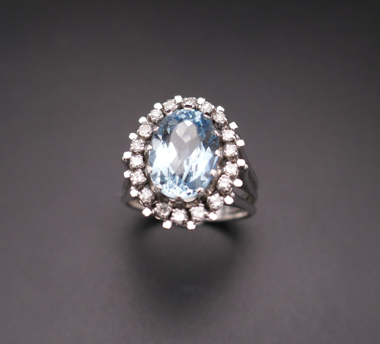 Bague Sertie d'Une Aigue Marine Et Diamants.