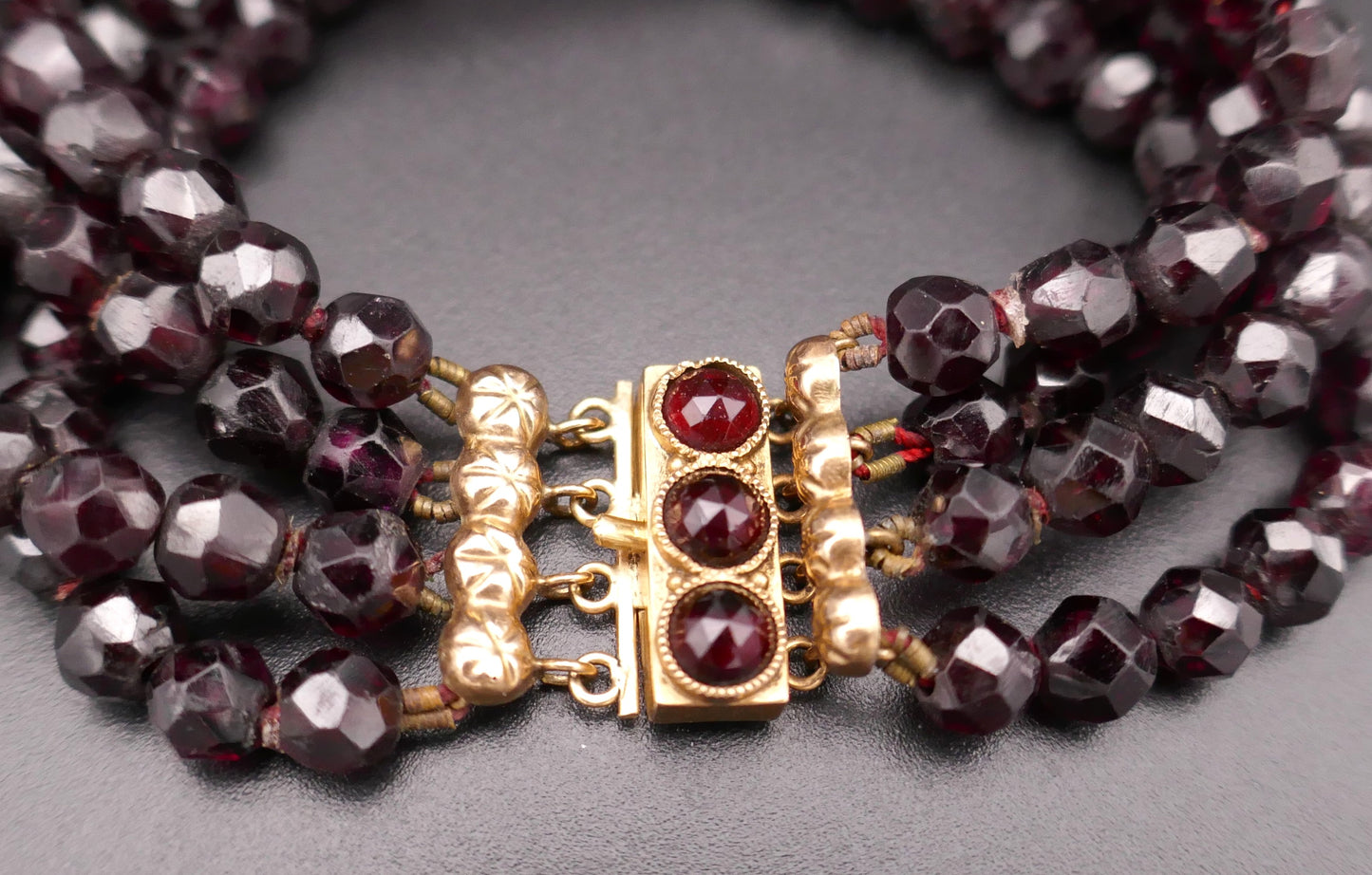 Bracelet ancien 4 rangs de grenats.