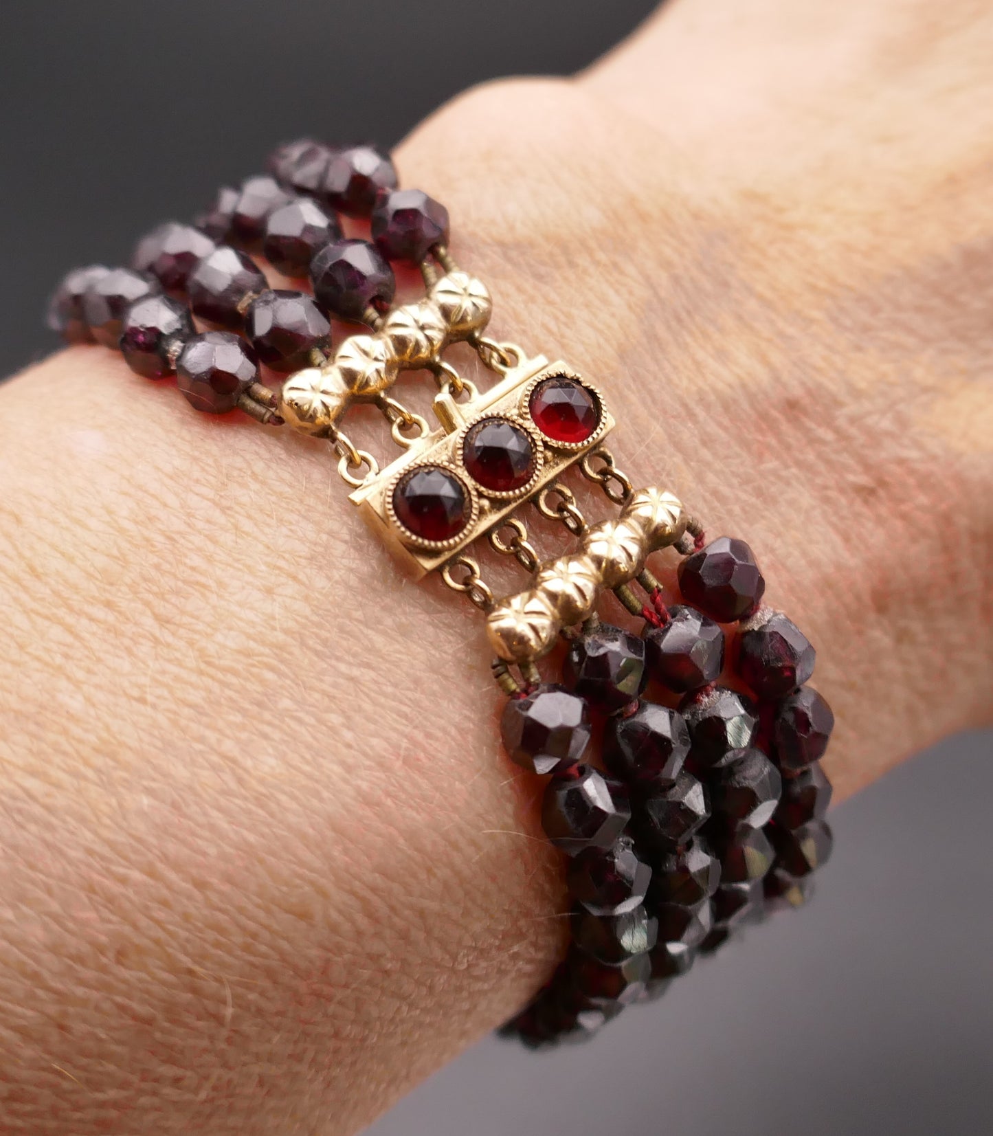 Bracelet ancien 4 rangs de grenats.