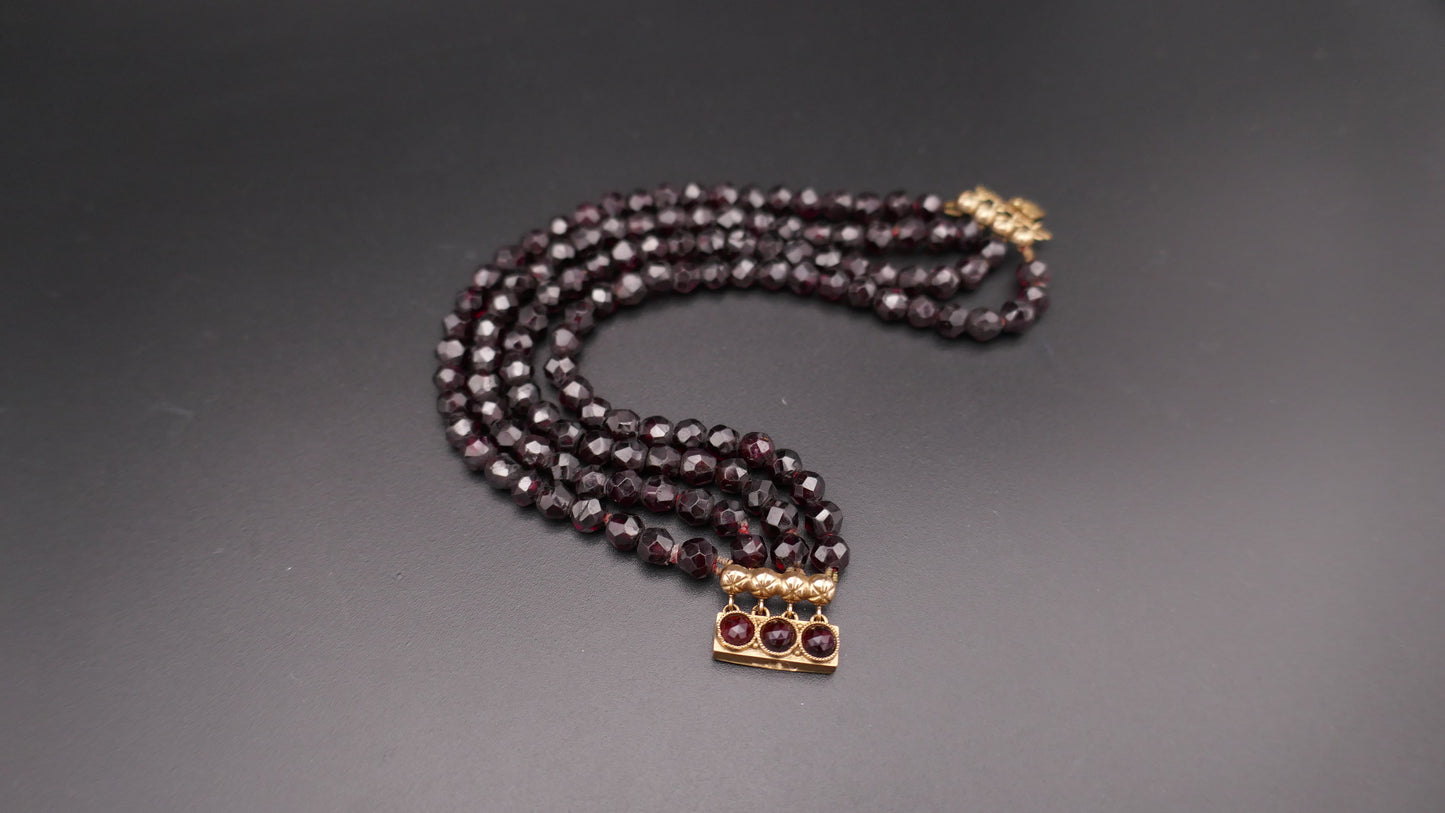 Bracelet ancien 4 rangs de grenats.