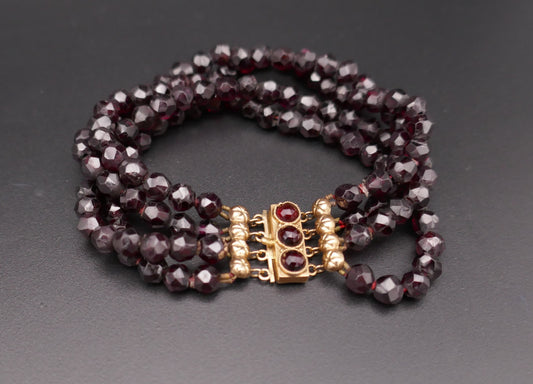 Bracelet ancien 4 rangs de grenats.